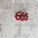 Sui muri sono incisi cerchi e strani simboli e su di essi il numero della bestia: il �666� dipinto con un colore rosso sangue